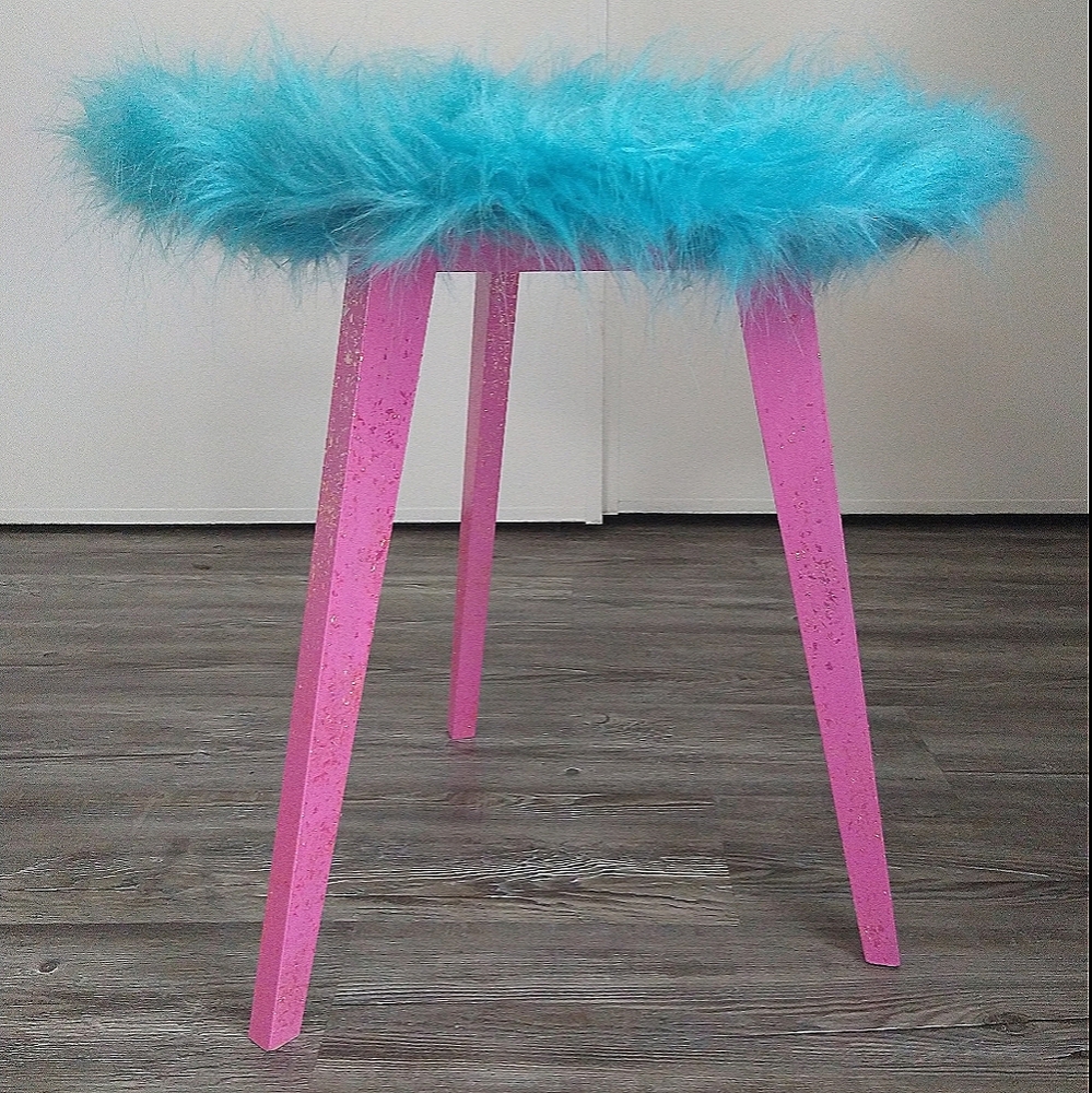 End table / night stand / plant stand